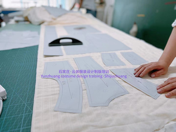 【云裝，日?！? /></a>
                                <h3><a href=